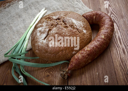 Komposition mit Salami Wurst mit frischem Brot .farm Landhausstil Stockfoto