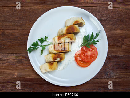 Türkische Pide mit Rindfleisch und Saucen Stockfoto