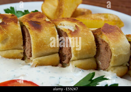 Türkische Pide mit Rindfleisch und Saucen Stockfoto