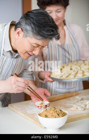 Gerne älteres paar Knödel machen Stockfoto