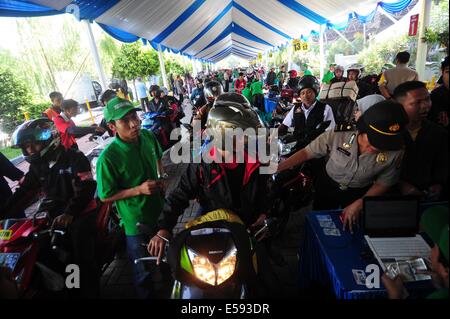 Jakarta, Indonesien. 24. Juli 2014. Fahrer für ihre Motorräder-Warteschlange, ein Schiff im Hafen Tanjung Priok in Jakarta, Indonesien, 24. Juli 2014. Jedes Jahr Indonesiens Verkehr erreicht ihren Höhepunkt während der Reisezeit, wie Millionen von Menschen in ihre Heimatorte mit dem Flugzeug reisen, Schiff, Auto oder Motorrad, das Eid al-Fitr-fest zu feiern. © Zulkarnain/Xinhua/Alamy Live-Nachrichten Stockfoto