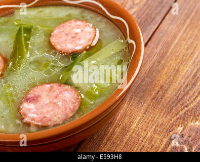 Caldo Verde beliebte Suppe in der portugiesischen Küche. traditionelle Zutaten für Caldo Verde sind Kartoffeln, Grünkohl, Olivenöl Stockfoto