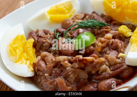 Ful Medames - ägyptischer, sudanesischer Gericht gekocht und püriert Fava Bohnen serviert mit Pflanzenöl, Stockfoto