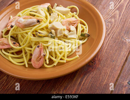 Bucatini - Teller Pasta mit Meeresfrüchten Stockfoto