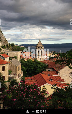 Alten kroatischen Stadt an der adriatischen Küste mit Wolken drüber Stockfoto