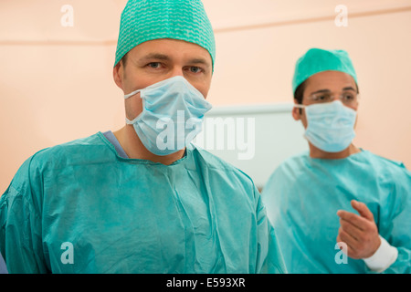 Zwei männliche Chirurgen in einem OP-Saal Stockfoto