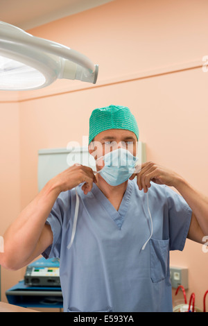 Männliche Chirurg tragen Mundschutz im OP Stockfoto