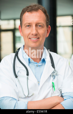 Porträt eines männlichen Arztes lächelnd Stockfoto
