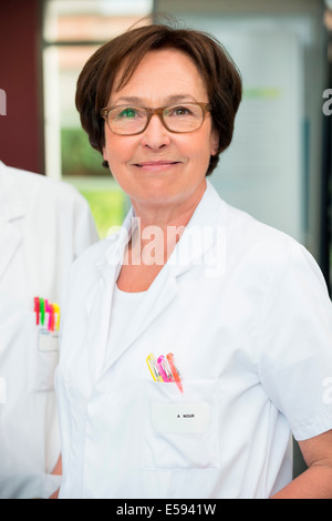 Porträt von einer Ärztin lächelnd Stockfoto