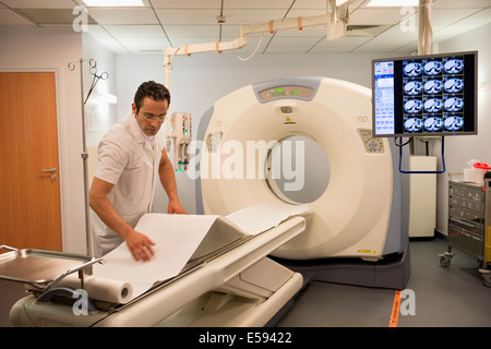 Männlichen Arzt medizinische MRT im Krankenhaus vorbereiten Stockfoto