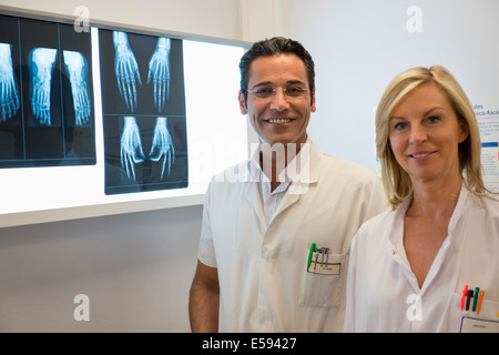 Porträt von Ärzten lächelnd mit Röntgen im Krankenhaus Stockfoto