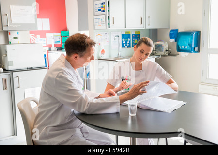 Arzt und Krankenschwester Analyse Patientenakte in einem Krankenhaus Stockfoto
