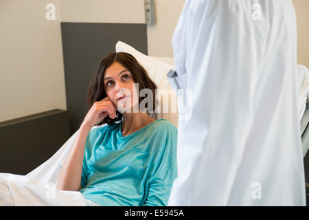 Männlichen Arzt besucht ein Patient in einem Krankenhaus Stockfoto