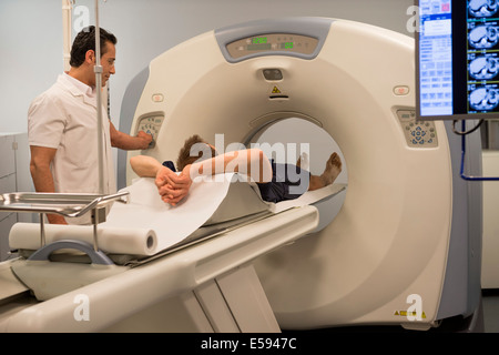 Männlichen Arzt MRT-Untersuchung im Krankenhaus Patienten vorbereiten Stockfoto
