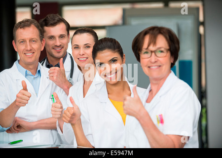 Porträt von Medical-Team zeigt Daumen hoch Stockfoto