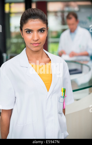 Porträt der Ärztin im Krankenhaus Stockfoto