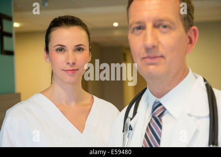 Porträt eines männlichen und weiblichen Arztes Stockfoto