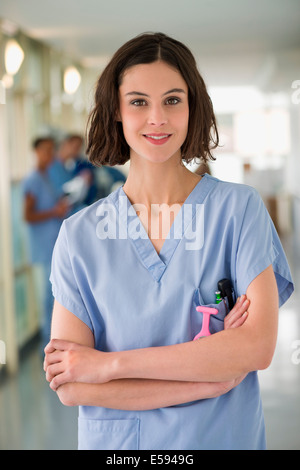 Porträt einer weiblichen Krankenschwester stehen mit ihren verschränkten Armen Stockfoto