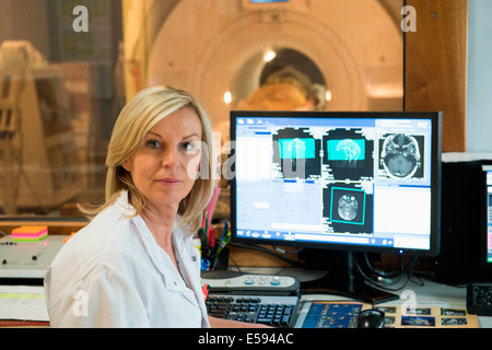 Ärztin untersucht Gehirn MRI-Scan auf computer Stockfoto