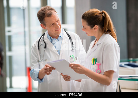 Zwei Ärzte medizinische Bericht im Krankenhaus Stockfoto