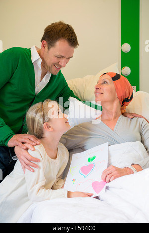 Mädchen mit ihrem Vater, ihrer Mutter im Krankenhaus besuchen Stockfoto