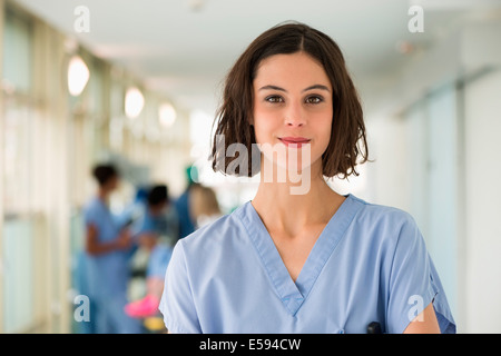 Porträt einer weiblichen Krankenschwester lächelnd Stockfoto