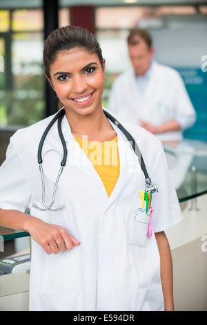 Porträt der Ärztin im Krankenhaus lächelnd Stockfoto