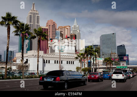 Eine Stretch-Limousine auf dem Strip an der New York New York Hotel und Casino in Las Vegas im März 2012. Stockfoto