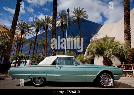 Ford Thunderbird vor der Pyramide des Luxor Hotel and Casino, im März 2012. Die Pyramide ist 111m/365 Fuß hoch. Stockfoto