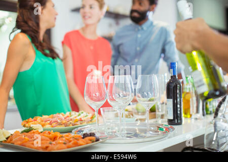 Essen und Wein am Tisch auf party Stockfoto