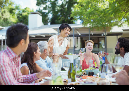 Frau mit Freunden auf party Stockfoto