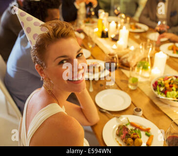 Frau lächelnd an Geburtstagsparty Stockfoto