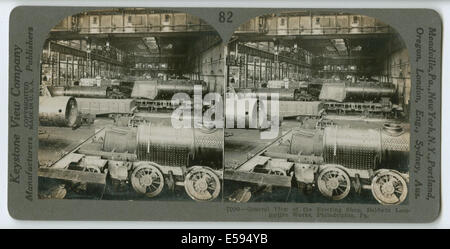 Ein Stereogramm, das die Baldwin-Lokomotivwerke in Philadelphia zeigt, mit einem allgemeinen Blick auf die Montagewerkstatt, in der die Lokomotiven montiert wurden, wobei die industriellen Prozesse im Transport hervorgehoben werden. Stockfoto