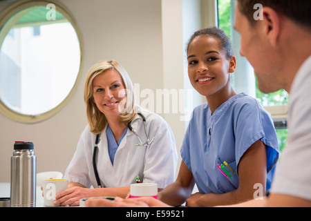 Ärzte und Krankenschwester mit Kaffeepause im Krankenhaus Kantine Stockfoto