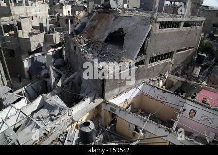 24. Juli 2014 - Gaza, Gaza-Streifen, Palästinensische Gebiete - einen Überblick über eine Moschee (hinten L) und ein Haus, das Augenzeugen berichteten von einem israelischen Luftangriff beschädigt wurden, die zwei Kinder, getötet im nördlichen Gazastreifen 24. Juli 2014 gilt. Israel gewann eine partielle Gnadenfrist von der wirtschaftlichen Schmerz des Gaza-Krieges am Donnerstag mit der Aufhebung der ein US-Verbot für kommerzielle Flüge nach Tel Aviv, während die palästinensische Todesabgabe über 700 anhaltenden Kampfhandlungen geschoben werden. Ein Waffenstillstand blieb trotz intensiven Vermittlungsbemühungen schwer. Israel sagt, es braucht mehr Zeit zur Beseitigung der Rakete-Bestände und grenzüberschreitende Jed Stockfoto