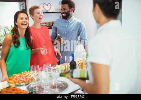 Freunde lachen zusammen auf party Stockfoto