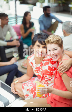 Frauen umarmen auf party Stockfoto