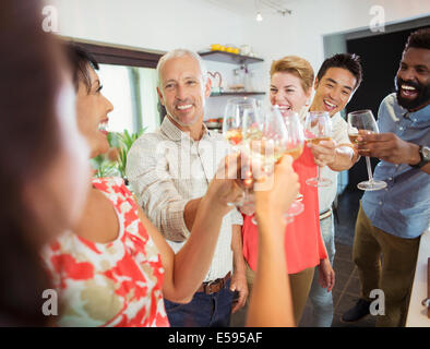 Toasten einander auf Party Freunde Stockfoto