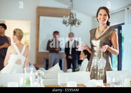 Frau Einstellung Tabelle bei Dinner-party Stockfoto