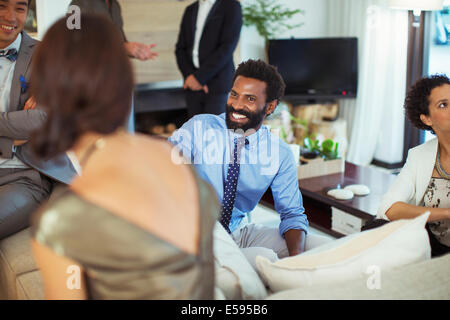 Freunde sprechen auf party Stockfoto