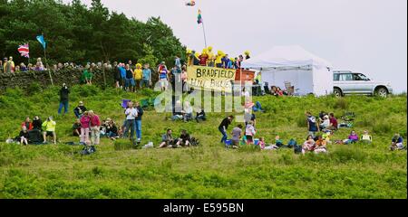 Bunte Tour de France 2014 Zuschauer versammelten sich auf einem Hügel in der Nähe von hohen Bradfield South Yorkshire England Europa Stockfoto