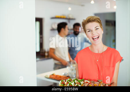 Frau mit Tablett mit Essen auf party Stockfoto