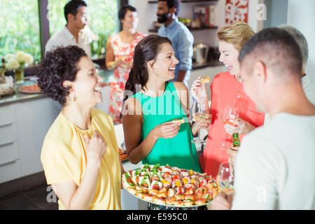 Frau mit Freunden auf party Stockfoto