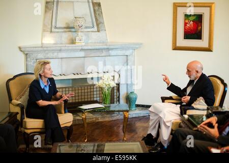 Kabul, Afghanistan. 24. Juli 2014. HANDOUT - deutsche Verteidigungsministerin Ursula von der Leyen (L) trifft ausgehende afghanischen Präsidenten Hamid Karzai im Präsidentenpalast in Kabul 24. Juli 2014 Foto: Thomas Peter/Dpa/Alamy Live News Stockfoto