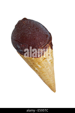 Schokoladensauce Vanilleeis im Kegel Kugel... Isoliert Stockfoto