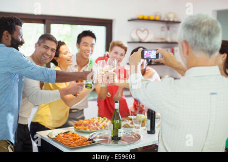 Mann unter Bild von Freunden auf party Stockfoto