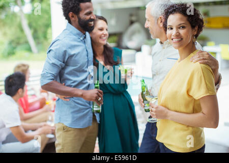 Frau lächelnd auf party Stockfoto