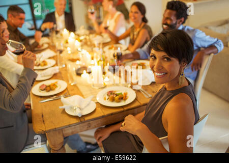 Bei Dinner-Party lächelnde Frau Stockfoto