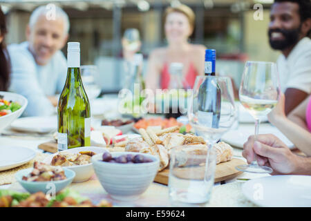 Teller mit Essen auf Tisch im freien Stockfoto