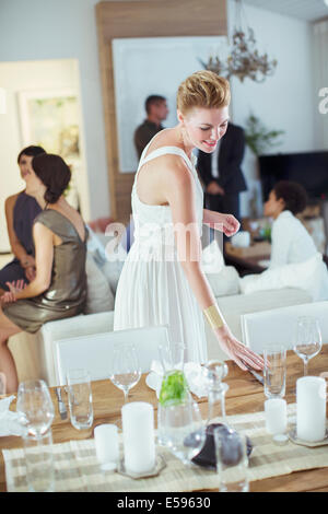 Frau Einstellung Tabelle bei Dinner-party Stockfoto